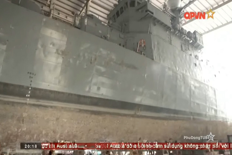 Nhiều khả năng Hải quân Việt Nam sẽ tăng cường năng lực chống ngầm của tàu Pohang “18” hơn là thiêng về khả năng tác chiến đa nhiệm, điều khá may mắn là cụm thiết bị định vị thủy âm trên con tàu này vẫn còn nguyên cho phép chúng ta có nhiều lựa chọn hơn trong quá trình nâng cấp năng lực tác chiến tổng thể của con tàu này. Nguồn ảnh: QPVN.