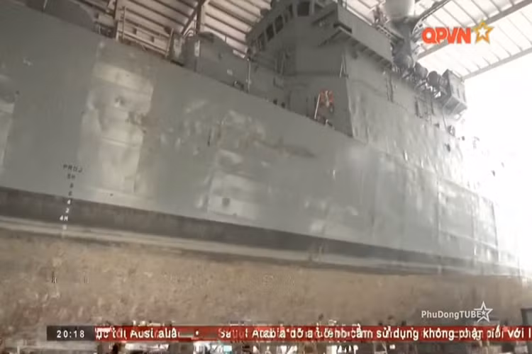 Nhiều khả năng Hải quân Việt Nam sẽ tăng cường năng lực chống ngầm của tàu Pohang “18” hơn là thiêng về khả năng tác chiến đa nhiệm, điều khá may mắn là cụm thiết bị định vị thủy âm trên con tàu này vẫn còn nguyên cho phép chúng ta có nhiều lựa chọn hơn trong quá trình nâng cấp năng lực tác chiến tổng thể của con tàu này. Nguồn ảnh: QPVN.