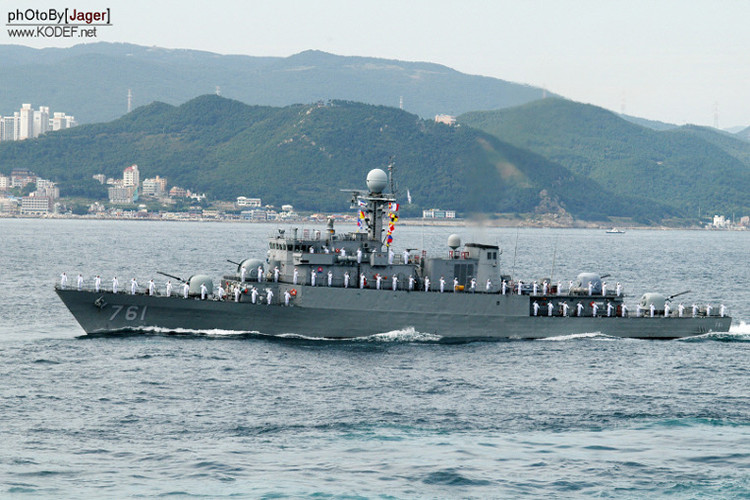 Bên cạnh phương án nâng cấp khả năng chống ngầm của tàu Pohang “18”, thì việc biến con tàu này thành một tàu chiến đa nhiệm cũng có thể được tính đến, tuy nhiên để làm được như vậy đòi hỏi phải can thiệp sâu vào bên trong thiết kế của con tàu này, và với mốc thời gian được nhà máy X46 đưa ra điều này khó có thể thực hiện được. Nguồn ảnh: dunkbear.