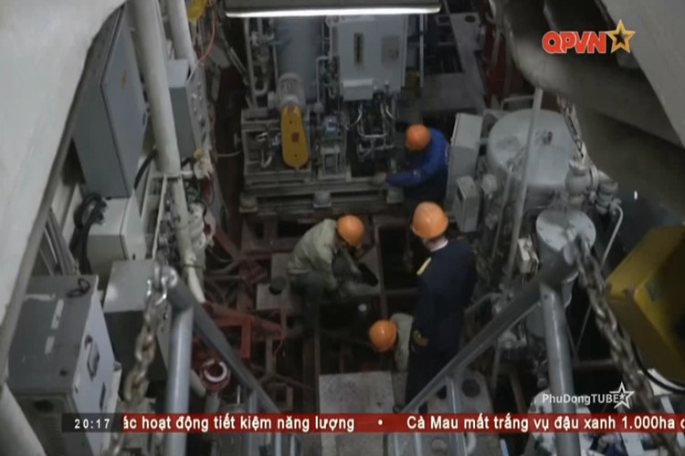 Bên trong tàu Pohang “18” trong quá trình sửa chữa nâng cấp tại nhà máy X46, nhiều khả năng là khoang động cơ. Nguồn ảnh: QPVN.