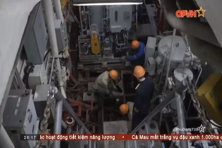 Bên trong tàu Pohang “18” trong quá trình sửa chữa nâng cấp tại nhà máy X46, nhiều khả năng là khoang động cơ. Nguồn ảnh: QPVN.