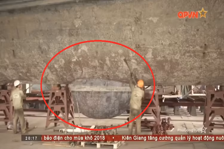 Cận cảnh bầu chứa thiết bị định vị thủy âm bên dưới đáy tàu Pohang “18”. Nguồn ảnh: QPVN.
