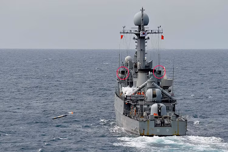 Ở góc ảnh này ta có thể thấy toàn bộ hệ thống vũ khí chính của con tàu gồm các ống phóng tên lửa chống hạm SSM-700K Haeseong, cụm phóng ngư lôi 324mm, bộ đôi hải pháo 76mm và 40mm, cùng với đó là rocket chống ngầm SLQ-261K. Nguồn ảnh: dunkbear.