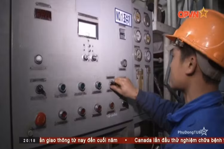 Hình ảnh công nhân nhà máy X46 kiểm tra tủ điện trên tàu Pohang “18”. Nguồn ảnh: QPVN.