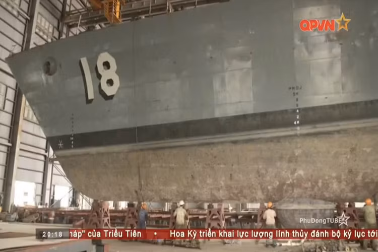 Cũng theo phóng sự của QPVN, nhà máy X46 dự kiến sẽ hoàn tất quá trình sửa chữa và nâng cấp tàu hộ vệ chống ngầm Pohang “18” trong quý I/2018 để có thể sớm bàn giao cho Vùng 2 Hải quân. Như vậy bên cạnh việc sửa chữa và duy tu, Việt Nam còn chủ động trong việc tự nâng cấp tàu hộ vệ chống ngầm của Hàn Quốc. Nguồn ảnh: QPVN.