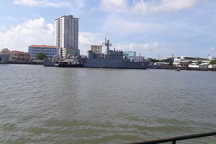 Theo trang bị vũ khí tiêu chuẩn trên PCC-761 trước khi “giải ngũ” con tàu này sở hữu bộ đôi hải pháo OTO Melara 76mm, bộ đôi hải pháo OtoBreda 40L70 40mm, hai cụm phóng ngư lôi chống ngầm 324mm Mk.32 và một số loại vũ khí phòng vệ khác. Tuy nhiên khi về đến Việt Nam cấu hình trên đã có một chút thay đổi. Nguồn ảnh: Wikipedia.