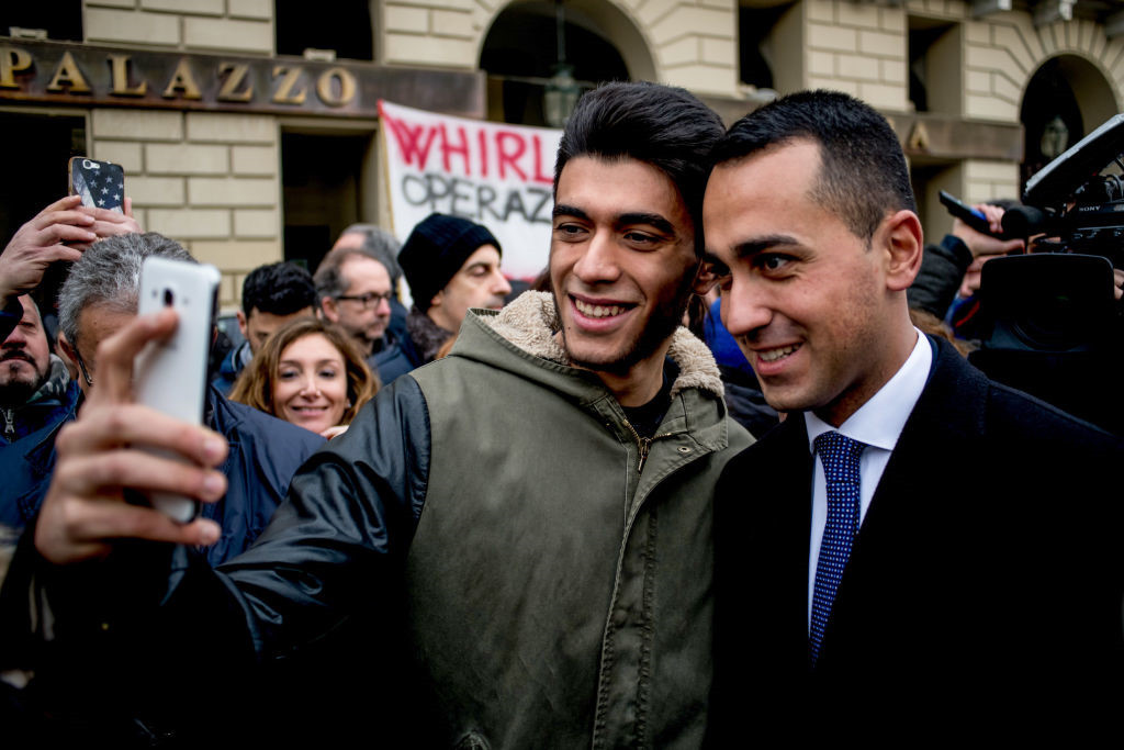 M5S cũng tự nhận là một đảng chống lại giới tinh hoa chính trị truyền thống, vốn đang khiến người dân chán ghét. Trong ảnh, Luigi Di Maio, lãnh đạo đảng, chụp ảnh cùng người ủng hộ. Ảnh: AFP.
