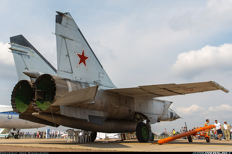 Với cặp động cơ turbojet R-15B-300, MiG-25 có thể đạt tốc độ khủng khiếp Mach 3,2 tức là 3.470km/h ở trần bay cao, trần bay cao lên tới 20.700m. Nguồn ảnh: Airlines.net