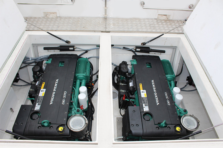 Khối động cơ Volvo Penta 370. Nguồn ảnh: James Boat.