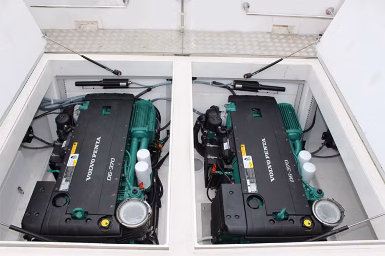 Khối động cơ Volvo Penta 370. Nguồn ảnh: James Boat.