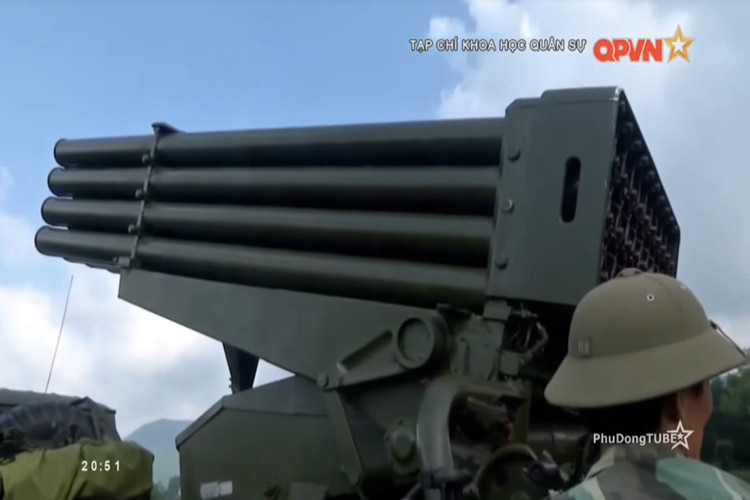 Với việc ứng dụng những thành tựu khoa học công nghệ vào trong thiết kế và sản xuất, pháo phản lực BM-21 sau cải tiến đã đạt được nhiều bước đột phá về tính năng kỹ chiến thuật. Nguồn ảnh: QPVN.