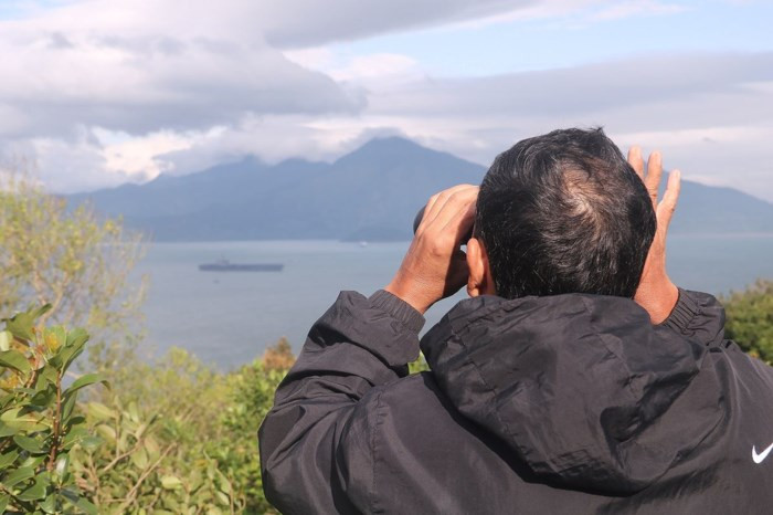 Ông Lê Văn Hùng, một người dân đến từ Quảng Bình đến Đà Nẵng trong dịp này đã đầu tư sắm một chiếc ống nhòm để quan sát tàu sân bay USS Carl Vinson rõ hơn, thỏa đam mê và tò mò về "Đại bàng vàng". Ảnh Nguyễn Thành.