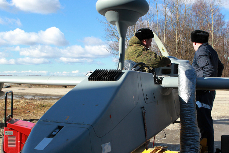 Trong hôm 21/3 vừa qua, Bộ Quốc phòng Nga đã lần đầu tiên công bố hình ảnh hoạt động của một đơn trinh sát đường không thuộc Hạm đội Baltic tại vùng lãnh thổ Kaliningrad. Và điều khiến đơn vị này trở nên đặc biệt chính là việc nó có nhiệm vụ giám sát tàu chiến NATO trên Biển Baltic. Nguồn ảnh: Bộ Quốc phòng Nga.