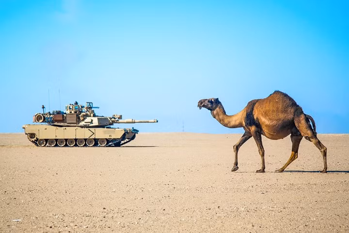 Chiến tăng chủ lực M1A2 Abrams trên sa mạc.