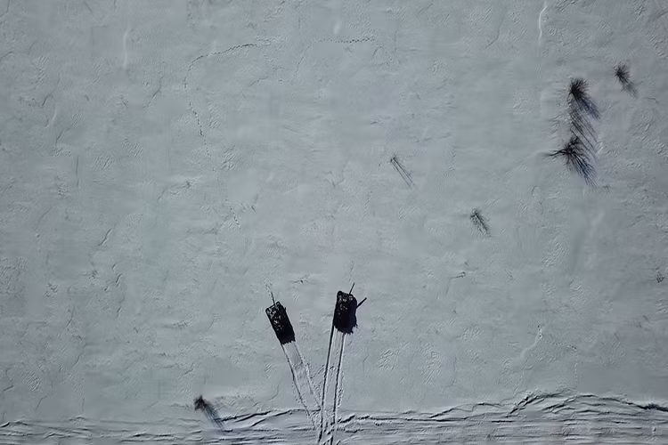 Hình ảnh hai chiếc xe tăng T-80BV khi nhìn từ trên cao, khi chúng chạy sang hai hướng khác nhau. Nguồn ảnh: Bộ Quốc phòng Nga.