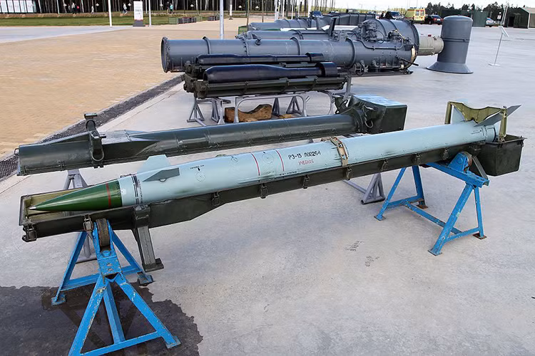 Đạn tên lửa 9M33 có trọng lượng đầu đạn là 19kg và có bán kính sát thương (ở độ cao thấp) là 5 m. Tên lửa có thời gian triển khai là 4 phút, thời gian phản ứng 26 giây. Kết hợp với đó là radar điều khiển hoả lực 1S51M3 "Land Roll" hoạt động 360 độ ở ba dải sóng C/H/J-band với tầm trinh sát tối đa 35 km và tầm hoạt động hiệu quả là 30 km. Nguồn ảnh: Wikipedia.