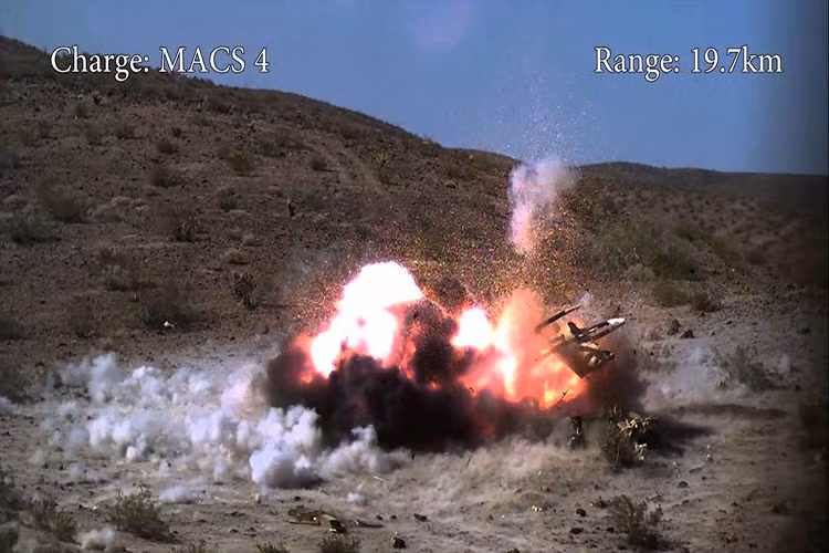 Nhưng các nhược điểm vẫn không là gì so với việc Excalibur bị vô hiệu hóa bởi các biện pháp áp chế điện tử từ đối phương, đây là điều đã và đang xảy ra. Và trong trường hợp này thì dẫn đường quán tính và chỉ thị bằng laser vẫn sẽ là lựa chọn thay thế hàng đầu. Một thiếu sót nữa của đạn pháo dẫn đường bằng vệ tinh là không thể hoặc ít khả năng hủy diệt các mục tiêu đang di chuyển. Nguồn ảnh: YouTube.