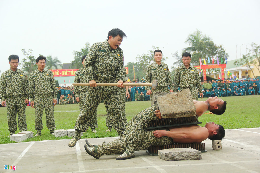 Hai trinh sát nằm chồng lên nhau, phía dưới là bàn đinh nhọn để đồng đội chồng bê tông lên và dùng búa đập vỡ. Sau các màn biểu diễn gay cấn là tiếng vỗ tay không ngừng của những người tham dự buổi ra quân.