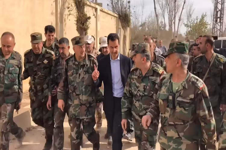 Hình ảnh Tổng thống al-Assad trao đổi với các tướng lĩnh Syria tại trung tâm chỉ huy chiến dịch “Thép Damascus”, chiến dịch giải phóng Đông Ghouta khỏi kiểm soát các nhóm nổi dậy và các phần tử thánh chiến. Ảnh: PresidencySy.