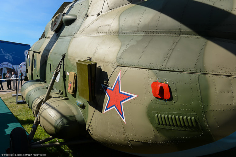 Về Mi-8MTPR-1, nó được phát triển trên khung gầm cơ sở mẫu trực thăng đa năng Mi-8MTV5-1 tích hợp hệ thống tác chiến điện tử Richag-AV cho khả năng gây nhiễu và vô hiệu hóa hệ thống radar, thiết bị định vị và các hệ thống điện tử khác trong các tổ hợp phòng không hay tên lửa tấn công của đối phương từ khoảng cách hàng trăm km. Nguồn ảnh: Sputnik.