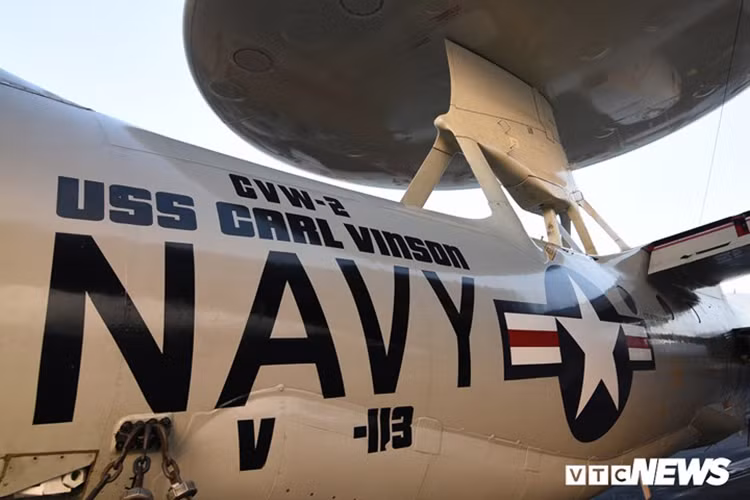 Một chiếc máy bay cảnh báo sớm E-2C/D Hawkeye của USS Carl Vinson có in tên của con tàu này trên thân. Nguồn ảnh: Tùng Đinh/VTC.