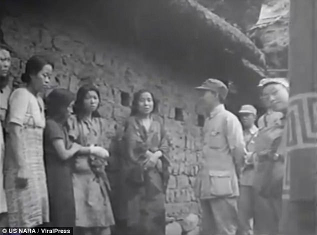 Hình ảnh ghi lại năm 1944 cho thấy 7 phụ đứng ngoài một ngôi nhà tồi tàn, được cho là nhà thổ quân sự tại Trung Quốc.