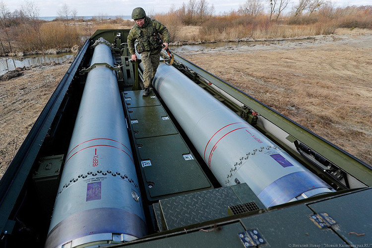 …đồng thời các van điều hướng luồng phụt tại phần đáy đạn và hệ thống tạo luồng phụt tại chóp mũi đạn giúp đạn tên lửa tự ổn định và xoay theo hướng phóng dự kiến. Hình ảnh hai ống phóng chứa đạn tên lửa Yakhont trên Bastion-P khi chưa được triển khai. Nguồn ảnh: News Kaliningrad.