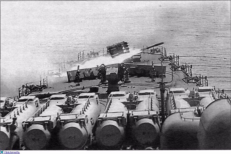 Các tàu ngầm bảo vệ nhóm tác chiến tàu sân bay nếu muốn đánh chìm tuần dương hạm Kirov cũng không dễ dàng gì khi chúng phải vượt qua hệ thống bom phản lực chống ngầm RBU-6000/12000 "dày đặc" cùng 10 ống phóng ngư lôi 533mm có thể bắn nhiều loại ngư lôi và thậm chí cả tên lửa hành trình chống tàu ngầm RPK-2. Nguồn ảnh: Wikipedia