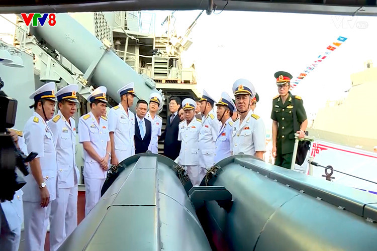 Tuy nhiên, cho tới khi cặp tàu này mang phiên hiệu 015 Trần Hưng Đạo và 016 Quang Trung được biên chế cho Lữ đoàn 162, Vùng 4 Hải quân, chúng ta vẫn chưa một lần được thấy rõ diện mạo của hệ thống vũ khí chống ngầm tích hợp trên các chiến hạm Gepard 3.9 Project 11661E. Có chăng chỉ là những bức hình không trọn vẹn. Trong ảnh, bức hình của Tuổi Trẻ chụp một phần miệng ống phóng ngư lôi trên tàu Gepard 3.9. Nguồn ảnh: Tuổi Trẻ