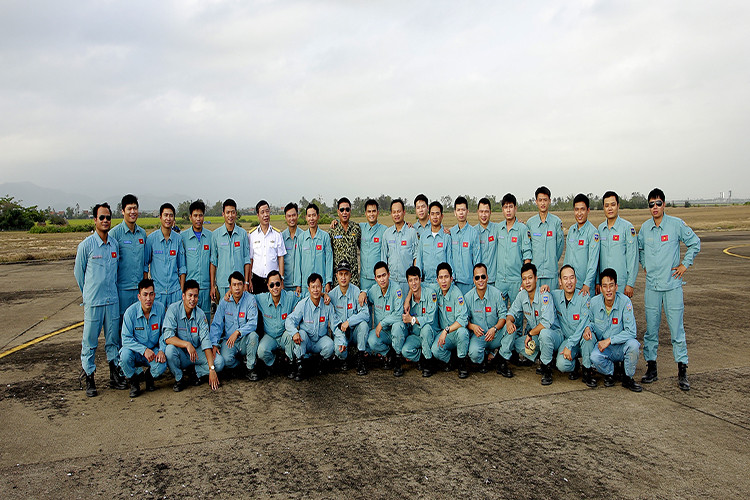 Hạ cánh thành công, chính xác, an toàn tuyệt đối cũng là lúc kết thúc buổi thực hành đầy gian khổ. Họ sẽ lưu lại phút giây tuyệt vời này bằng tấm hình kỷ niệm.