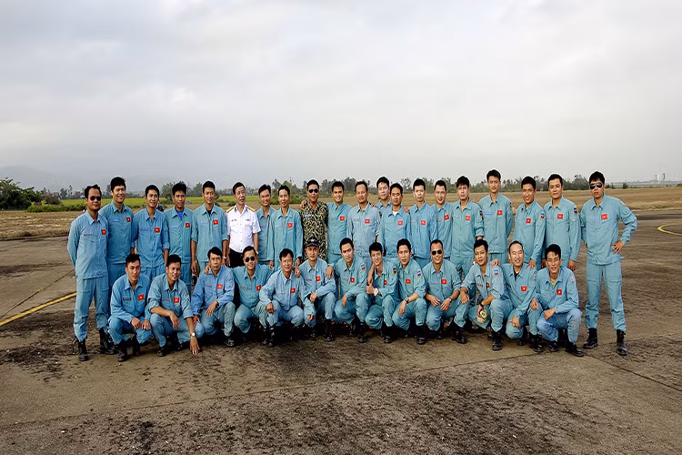 Hạ cánh thành công, chính xác, an toàn tuyệt đối cũng là lúc kết thúc buổi thực hành đầy gian khổ. Họ sẽ lưu lại phút giây tuyệt vời này bằng tấm hình kỷ niệm.