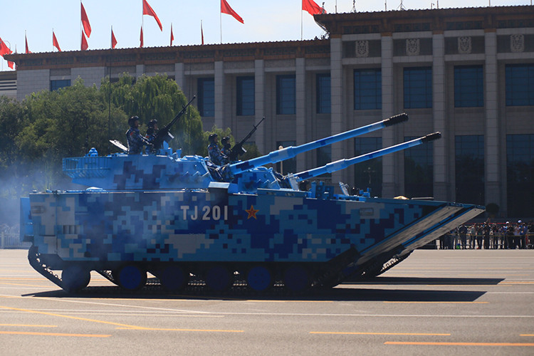 Bản thân ZBD2000 cũng được phát triển thành hai biến thể khác nhau gồm chiến đấu bộ binh (IFV) và xe tăng hạng nhẹ, trong đó chiến đấu bộ binh được trang bị các loại vũ khí thông thường như pháo tự động 30mm ZPT-99 đi kèm tên lửa chống tăng HJ-8. Trong khi đó biến thể xe tăng lại là pháo 105mm L7. Nguồn ảnh: Sohu.