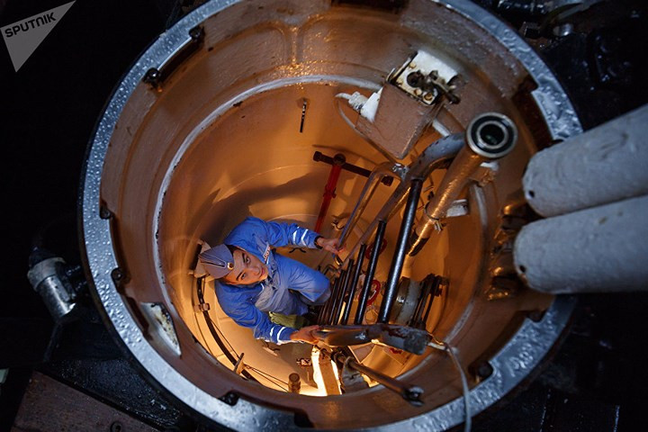 Một thành viên của thủy thủ đoàn trên tàu ngầm Stary Oskol diễn tập kỹ thuật tác chiến đặc biệt tại căn cứ hải quân Novorossiysk.