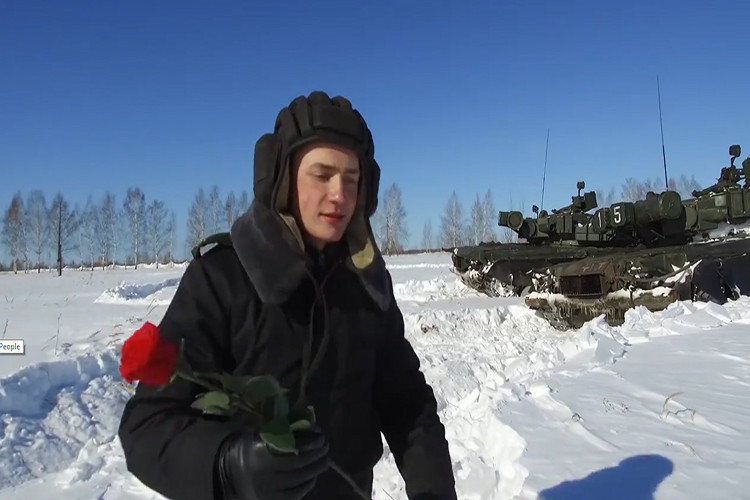 Anh lính xe tăng Nga cũng không quên chuẩn bị trước một bông hồng để tặng cho đồng nghiệp của mình. Nguồn ảnh: Bộ Quốc phòng Nga.