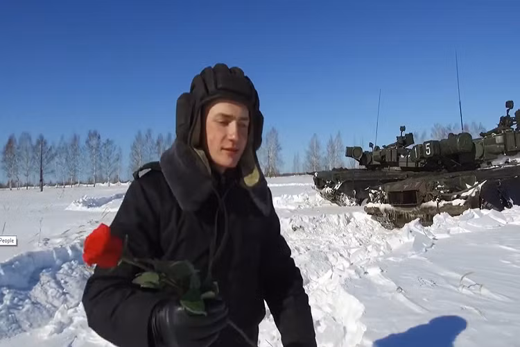 Anh lính xe tăng Nga cũng không quên chuẩn bị trước một bông hồng để tặng cho đồng nghiệp của mình. Nguồn ảnh: Bộ Quốc phòng Nga.
