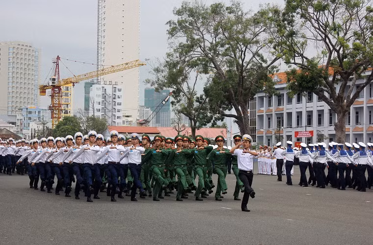 Các học viên đến từ Học viện Kỹ thuật quân sự với quân phục bộ binh màu xanh lá điển hình. Hàng năm, Học viện Hải quân và Học viện Kỹ thuật quân sự liên kết giảng dạy ở một số chuyên ngành nhất định.