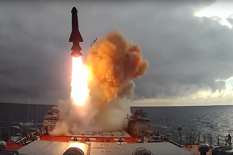 Cụ thể, khi tác chiến, tàu mẹ sẽ phóng nhiều quả P-700 cùng hướng vào một mục tiêu, một trong các quả đạn bay ở độ cao lớn chỉ thị mục tiêu cho các đạn còn lại tấn công. Tên lửa được liên kết bằng các kết nối dữ liệu, tạo thành một mạng dữ liệu. Nguồn ảnh: Wikipedia