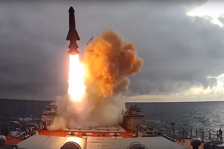 Cụ thể, khi tác chiến, tàu mẹ sẽ phóng nhiều quả P-700 cùng hướng vào một mục tiêu, một trong các quả đạn bay ở độ cao lớn chỉ thị mục tiêu cho các đạn còn lại tấn công. Tên lửa được liên kết bằng các kết nối dữ liệu, tạo thành một mạng dữ liệu. Nguồn ảnh: Wikipedia