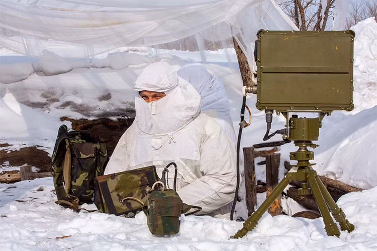 Lính pháo binh Nga với radar trinh sát di động SBR-5M 1L111M Phara-VR. Nguồn ảnh: Bộ Quốc phòng Nga.