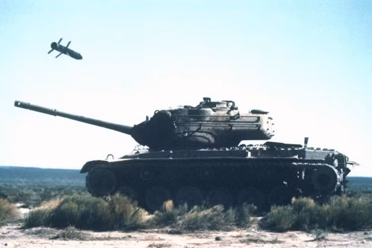 Quay ngược về quá khứ mẫu đạn pháo điều khiển đầu tiên trên thế giới thuộc về người Mỹ với mẫu đạn M712 Copperhead 155mm được đưa vào trang bị trong năm 1982, mẫu đạn tương tự được Liên Xô cho ra đời không lâu sau đó là 2K25 Krasnopol 152mm (tiền thân của Krasnopol-M2) vào năm 1986. Trong ảnh là đạn pháo M712 Copperhead tấn công một chiếc xe tăng trong thử nghiệm. Nguồn ảnh: FAS.org