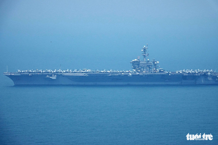 Kích thước khổng lồ của tàu sân bay USS Carl Vinson neo đậu trong vịnh Đà Nẵng chuẩn bị cho các hoạt động giao lưu trên bờ. Nguồn ảnh: Nguyễn Khánh/ Tuổi Trẻ.