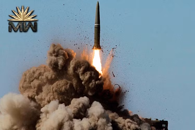 “Tên lửa là sản phẩm vũ khí đắt đỏ. Nó thường sử dụng để tấn công và tiêu diệt các mục tiêu có giá trị chiến thuật cao. Pháo phản lực phóng loạt thì phù hợp cho nhiệm vụ hủy diệt diện rộng, như: Sân bay, kho tàng, trận địa phòng không. Trong khi đó, pháo binh truyền thống có thể thực hiện được tất cả các nhiệm vụ trên khi sử dụng loại đạn phù hợp”, chuyên gia V. Murakhovsky lý giải tại sao Quân đội Nga coi trọng pháo binh truyền thông tới vậy. Nguồn ảnh: Youtube