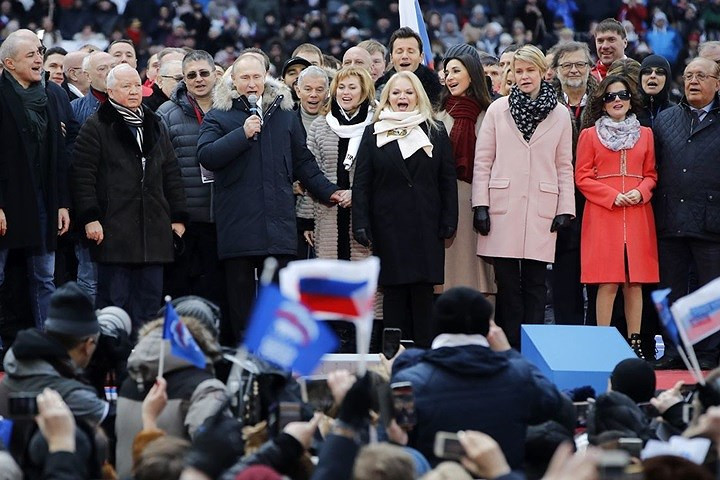 Sau bài phát biểu, Tổng thống Putin đã cùng những người có mặt tại sân vận động hát vang bài Quốc ca Nga với giai điệu hùng tráng. Ảnh: AP.