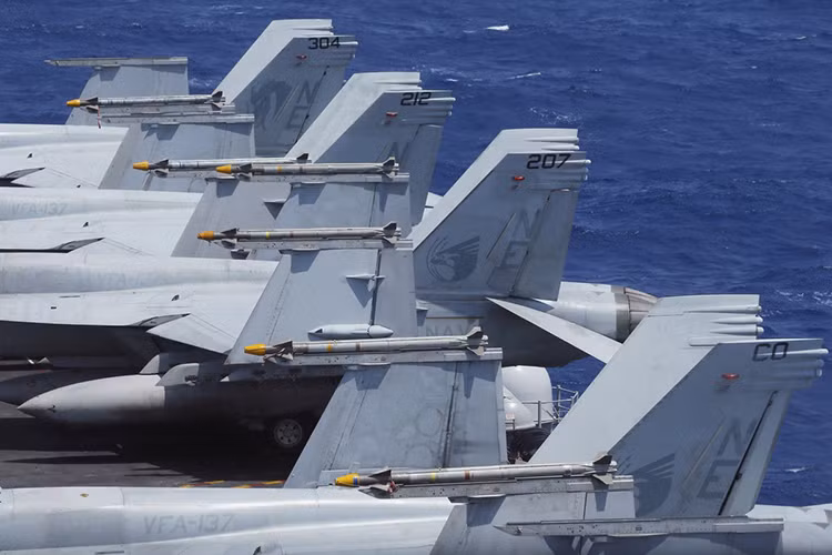 Tàu USS Carl Vinson trong tuần tra trên biển được biên chế hai phi đoàn chiến đấu cơ, và tổng số máy bay các loại mà con tàu này có thể mang theo lên đến 90 chiếc. Điều này cho phép Hải quân Mỹ triển khai sức mạnh này ở bất kỳ đâu trên biển mà không bị giới hạn về địa lý. Nguồn ảnh: Navy Times.