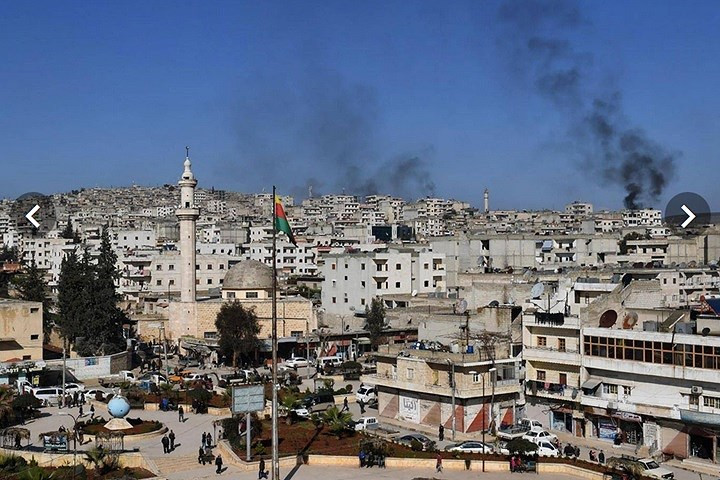 Khói bốc lên từ một ngôi làng ở khu vực Afrin (Syria) sau khi hứng chịu một đợt không kích của Thổ Nhĩ Kỳ vào ngày 28/1. Chiến dịch Nhành Ô liu bắt đầu vào ngày 20/1. Ảnh: Getty.