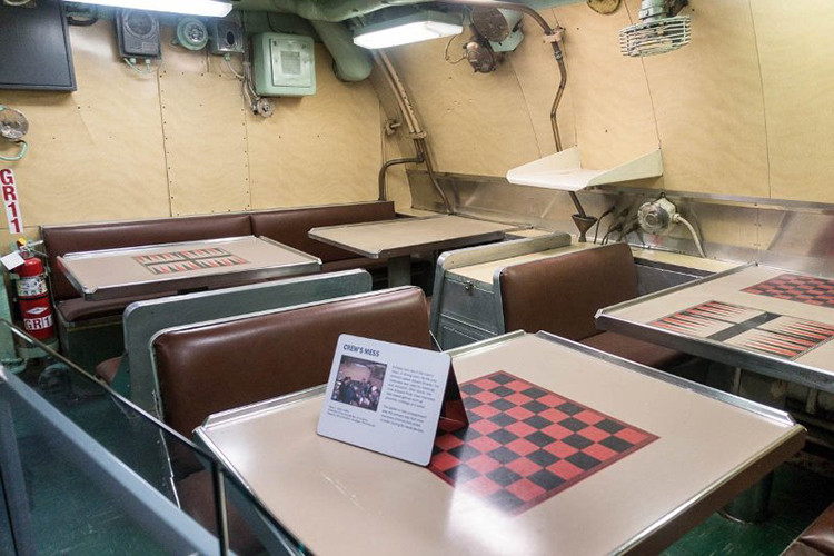 Phòng sinh hoạt giải trí cho các thủy thủ, mặt bàn đã được vẽ sẵn các ô cờ. Nguồn ảnh: Arms-Expo.