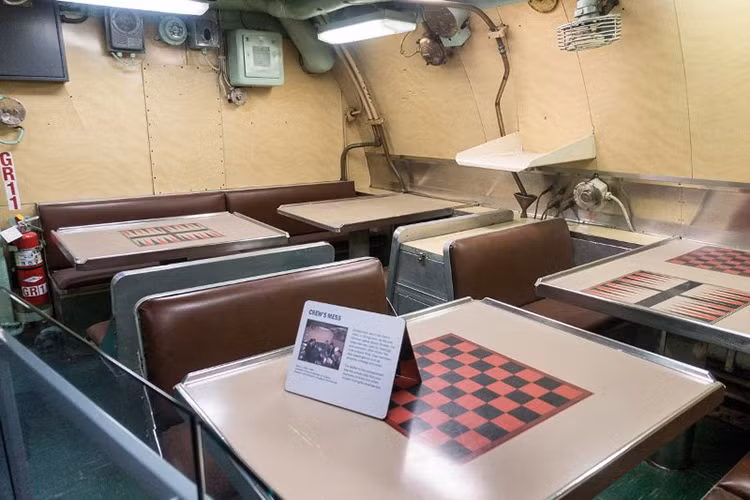 Phòng sinh hoạt giải trí cho các thủy thủ, mặt bàn đã được vẽ sẵn các ô cờ. Nguồn ảnh: Arms-Expo.