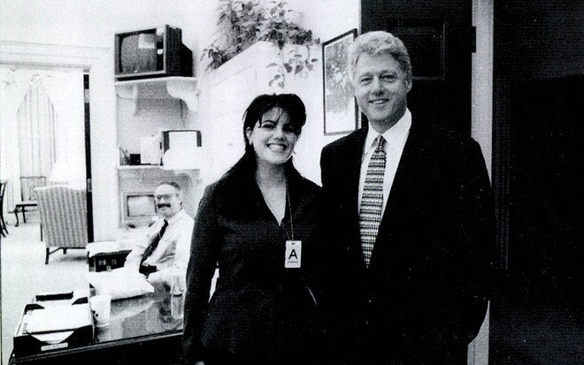 Bill Clinton (phải) chụp hình với Monica Lewinsky (phải). Ảnh: Getty Images.