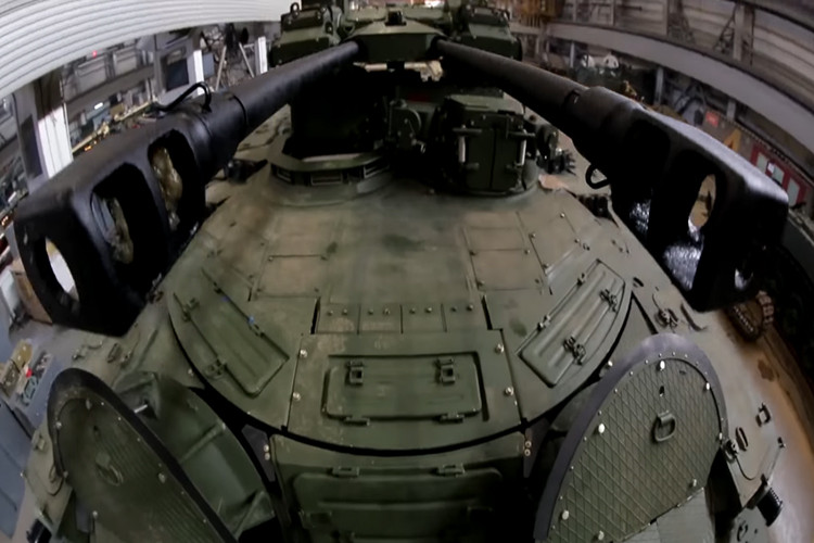 Để có thể bảo vệ xe tăng trước các đòn đánh từ trên cao, bất ngờ, từ cự ly gần..., Nga đã sử dụng khung gầm xe tăng T-72 và tích hợp một tháp pháo nhẹ có khả năng xoay trở rất nhanh, trên đó gắn 2 khẩu pháo 2A42 cỡ 30 mm với cơ số đạn lớn, có thể bắn được vào các vị trí mà khẩu pháo 2A46 125 mm trên xe tăng khó, hoặc không thể tác xạ nhanh và chính xác. Nguồn ảnh: Uralvagonzavod.