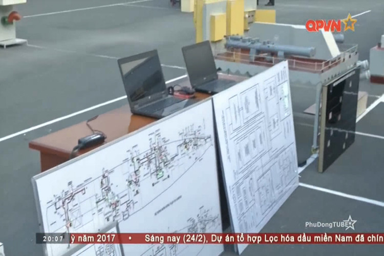 Có thể thấy, hai bên hông tàu 015 Trần Hưng Đạo cũng như 016 Quang Trung sẽ được lắp bệ phóng 2 ống. Như vậy, tổng cộng các tàu Gepard 3.9 sẽ có 4 ống phóng ngư lôi. Nguồn ảnh: Kênh QPVN